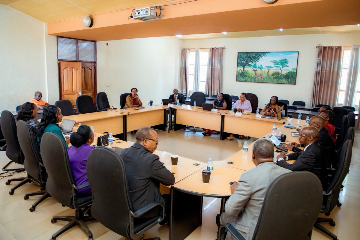 HuyeDistrict's tweet photo. Hateranye inama isanzwe y’inama Njyanama y’Akarere, yayobowe na Perezida wayo @DrKagwesage. Haganiriwe kuri gahunda zitandukanye zirebana n’iterambere ry’Akarere. https://t.co/bidqetM6GS