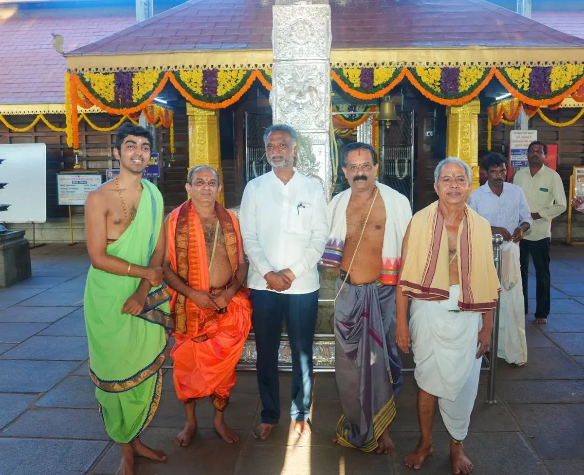 KSBasavanthappa's tweet photo. ಮುಲ್ಕಿಯ ಬಪ್ಪನಾಡು ಶ್ರೀ ದುರ್ಗಾಪರಮೇಶ್ವರಿ ದೇವಸ್ಥಾನಕ್ಕೆ ಭೇಟಿ ನೀಡಿ, ಶ್ರೀ ದೇವಿಯ ದರ್ಶನ ಮಾಡಿ ಆಶೀರ್ವಾದ ಪಡೆದೆನು.
#Mulki #Bappanadu #DurgaParameshwari #KSBasavanthappa #Blessing #MinisterBasavanthappa https://t.co/iXcdnqJyoI