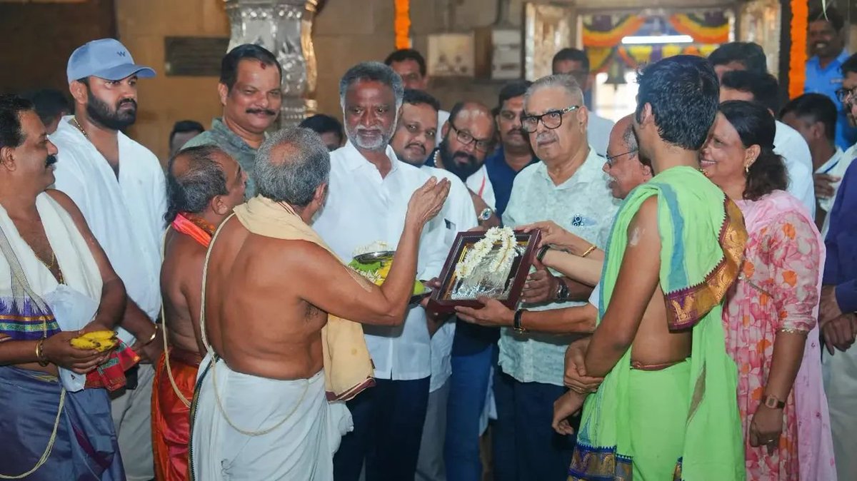 KSBasavanthappa's tweet photo. ಮುಲ್ಕಿಯ ಬಪ್ಪನಾಡು ಶ್ರೀ ದುರ್ಗಾಪರಮೇಶ್ವರಿ ದೇವಸ್ಥಾನಕ್ಕೆ ಭೇಟಿ ನೀಡಿ, ಶ್ರೀ ದೇವಿಯ ದರ್ಶನ ಮಾಡಿ ಆಶೀರ್ವಾದ ಪಡೆದೆನು.
#Mulki #Bappanadu #DurgaParameshwari #KSBasavanthappa #Blessing #MinisterBasavanthappa https://t.co/iXcdnqJyoI