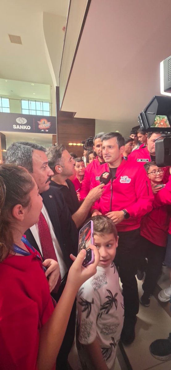 MHPDYARBAK7n's tweet photo. İl Başkanımız Sayın Hasan Özcoşkun ve Yönetim Kurulu üyelerimiz, kentimizde düzenlenen TEKNOFEST etkinliklerine katılarak öğrenci kardeşlerimizle bir araya gelip projelerini yakından inceledi. Gençlerimizin azmi ve teknolojiye ilgisi bizleri gururlandırdı.

#TEKNOFEST #Diyarbakır https://t.co/9uE3bdd30E