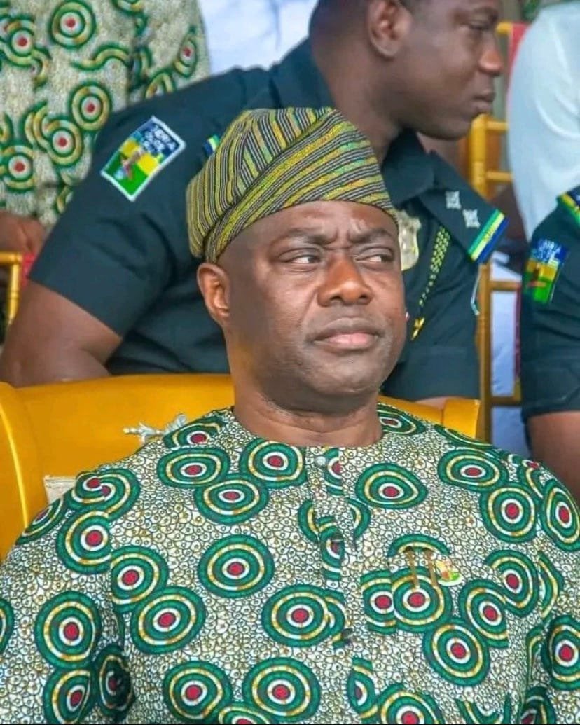 Wealth960's tweet photo. You claim you pay ₦80,000 minimum wage, but a Level 12 teacher in public secondary school doesn't even earn ₦200k monthly. How did you calculate this your ₦80,000 minimum wage? https://t.co/xMcWkxMiiD
