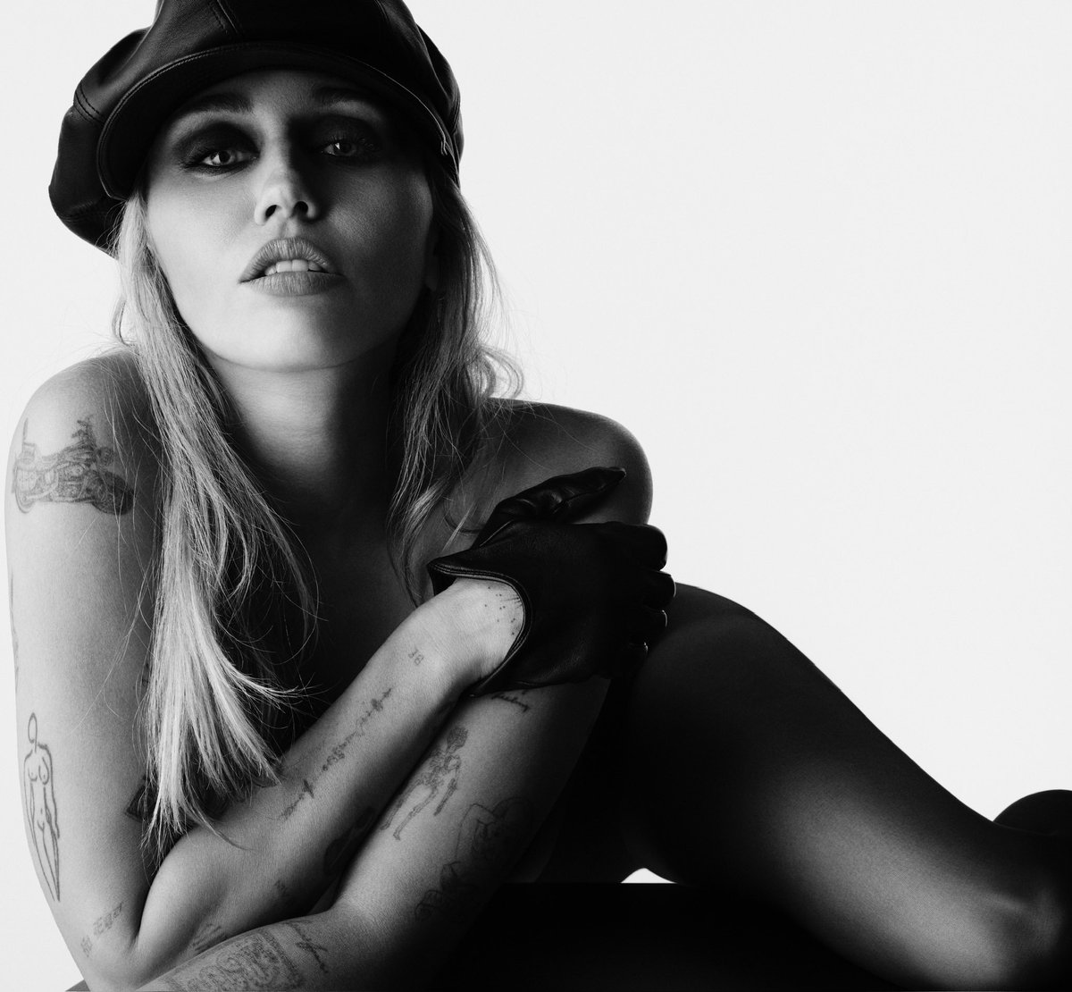 miley's tweet photo. BASS PERSUADES (THE MILEY EDITION) OUT NOW ON ITUNES!!

1. Bass Persuades
2. Different Religion (feat. Model/Actriz)
3. Let’s Get Married
4. Orbit
5. Aftermath
6. REDLIGHTS
7. Neon Signs (feat. Andrew Wyatt of Miike Snow)
8. Innocent Ways
9. Snow 
10. Bass Persuades Remixx
11. Smile - Bonus Track
Digital Album Booklet

https://t.co/OLB0w0ze6x