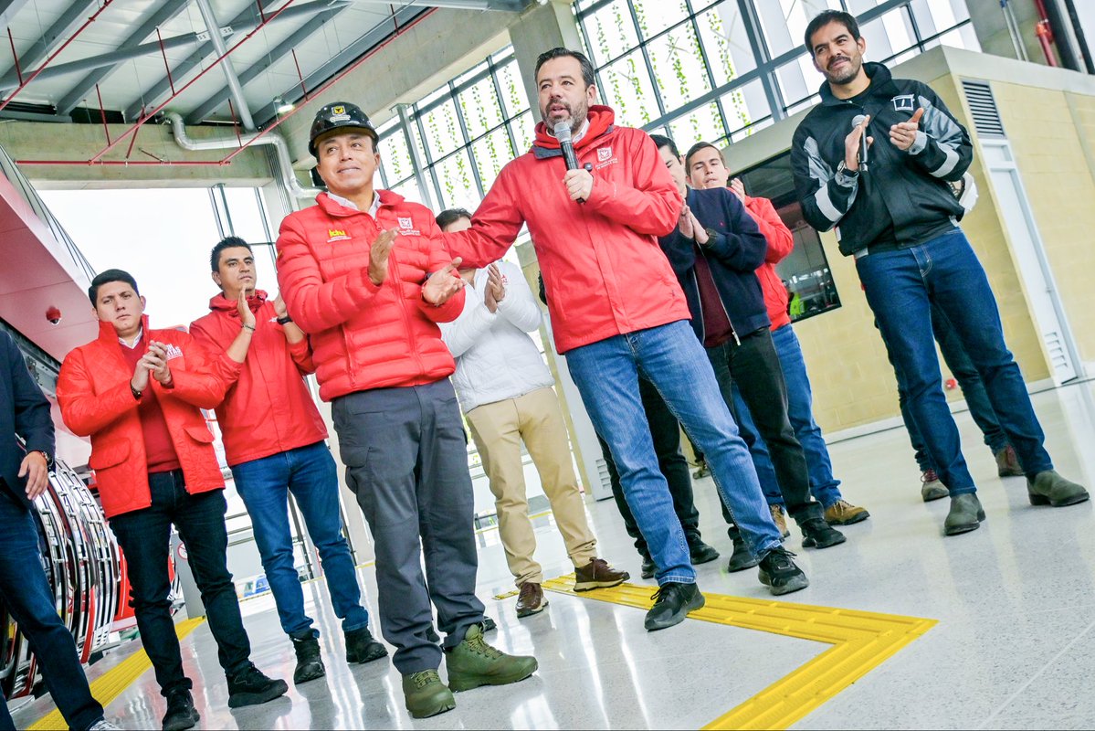 SaavedraMDavid's tweet photo. ¡Ya está todo listo para que muy pronto opere el TransMiCable de San Cristóbal! 

La obra ya terminó su etapa de pruebas e inicia su alistamiento para la operación comercial que va a beneficiar a 400 mil personas del sur de Bogotá.

Les cuento los datos clave del segundo cable de la ciudad 🧵
