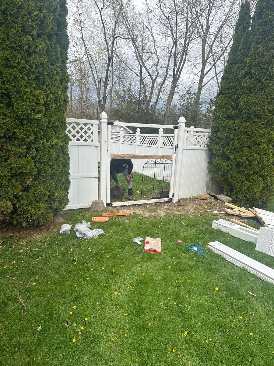 kd_fence's tweet photo. 🏡 A clean upgrade for the backyard! 
This white vinyl fence and matching gate add privacy, style, and a polished finish, while the decorative lattice brings extra character.

📞 (716) 452-9220

#VinylFencing #GateInstallation #FenceContractor #BuffaloNY #KDFenceDeckServices https://t.co/jr8lxrmJVW