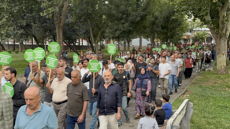 ilketvcomtr's tweet photo. 🔴Diyarbakır’da anadilinde eğitim ve Kürtçeye statü talebi için yürüyüş 

DEM Parti Milletvekili Serhat Eren, “Anadilinde eğitim olmadan onurlu bir barış mümkün değil” dedi

Haber: Ömer Çelik (@nucegihan)

https://t.co/np7mVwVjPH https://t.co/qZjv6wtLna
