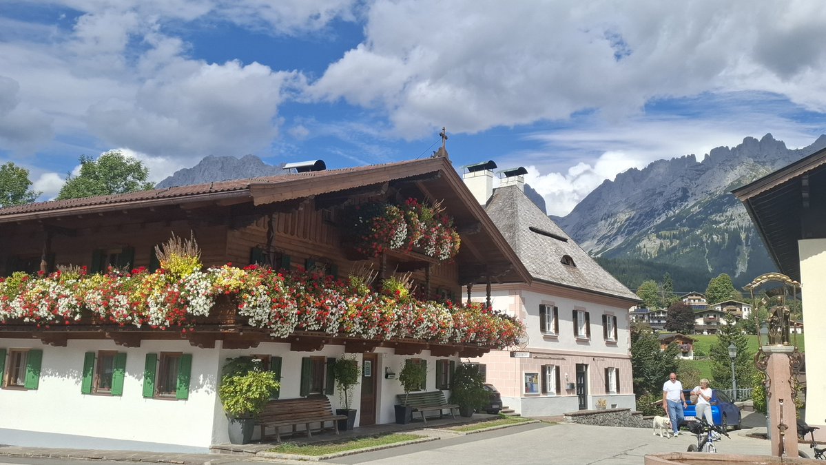 kitzerl's tweet photo. Die Blumen auf den Tiroler Balkonen flippen aus https://t.co/pGpO6vyf2h