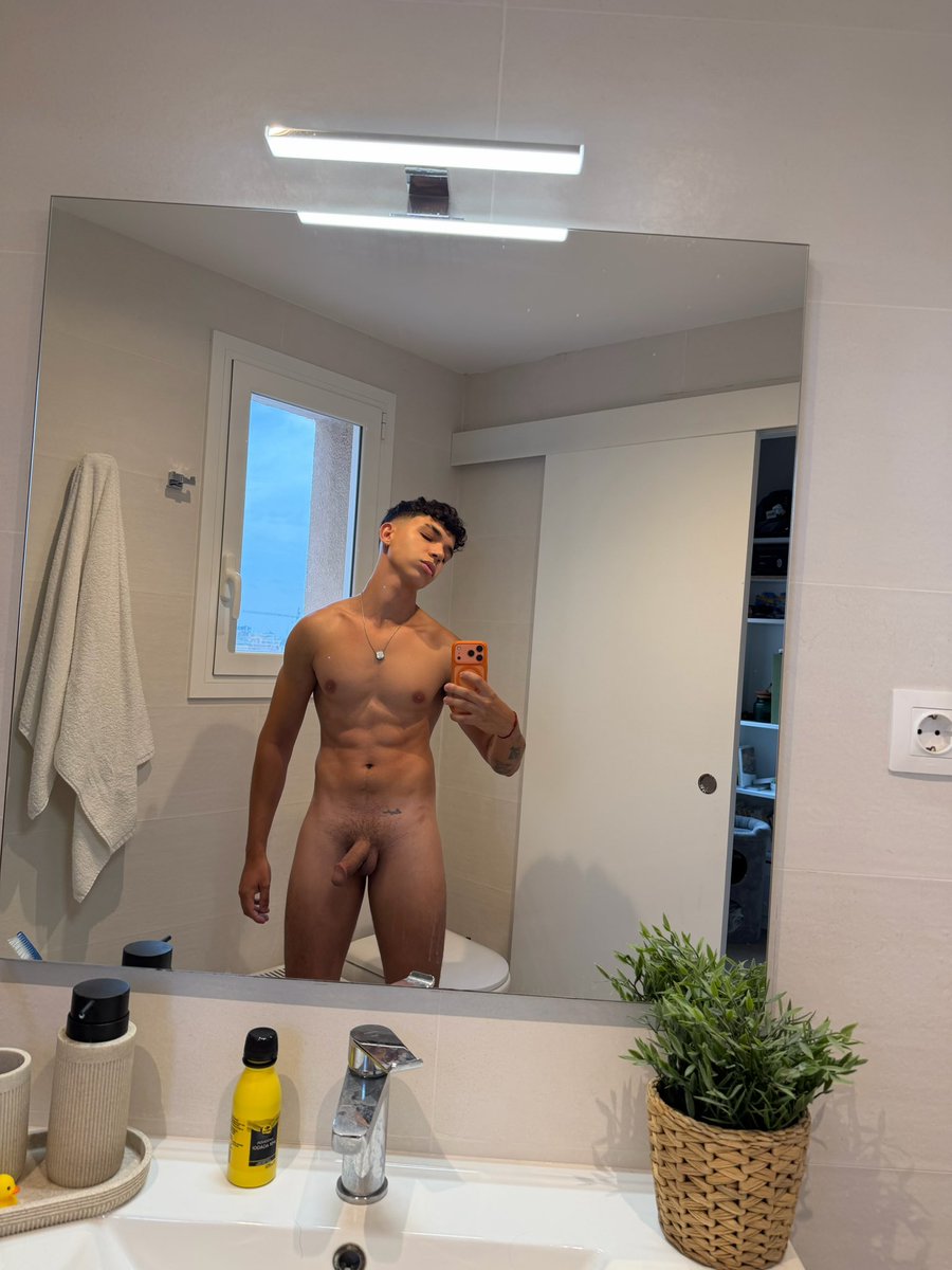 twinkmauroo's tweet photo. Left or right? 🤪🍆 https://t.co/l6lmwablt8
