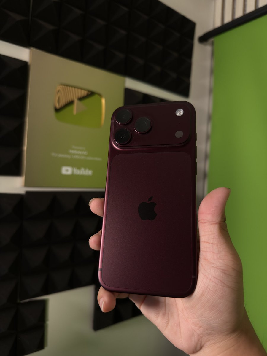 HelloItsVG's tweet photo. Let��s play Roblox on this new phone!

What game should I play ? https://t.co/yhl9MqvHnT