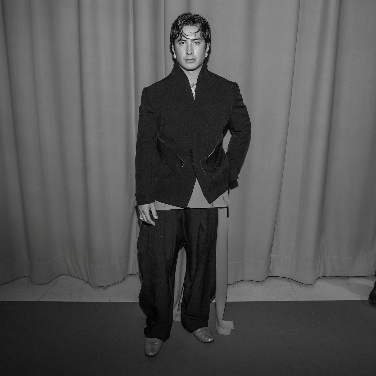 hudsonwupdates's tweet photo. More BTS of Hudson Williams last night! 

📸 George Pimentel https://t.co/YIaP5khOOM