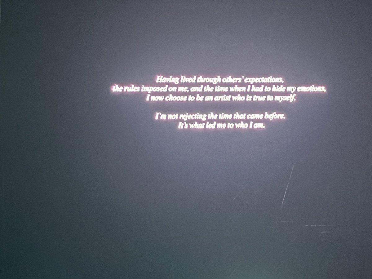 siseon718's tweet photo. 리미널 첫공에서 본 중간 vcr 끝에 나온 멘트 
😭

타인의 기대와,
나에게 강요된 규칙들, 그리고 감정을 숨겨야만 했던 시절을 겪어온 나는, 이제 나 자신에게 진실한 예술가가 되기로 선택했다.
나는 과거의 시간을 부정하는 것이 아니다.
그 모든 것이 지금의 나를 만들어준 길이기 때문이다. https://t.co/Ecdp5vLMT1