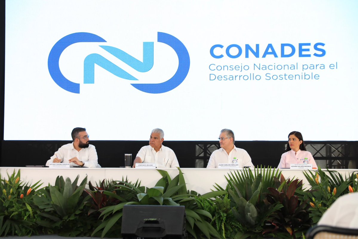 as_salazar's tweet photo. *Presidente Mulino entrega el Anillo Hidráulico Este, una obra recuperada que beneficia a medio millón de panameños* 

*Este proyecto fue desarrollado por el Conades y operará bajo control del Idaan.

En cumplimiento de su promesa de llevar agua potable de forma sostenida a la población de todo el país inauguró este viernes el Anillo Hidráulico Este, una obra recuperada por su administración que beneficiará a más de 500 mil personas.

El mandatario entregó la obra en el sector de María Henríquez, en La Cabima, donde se ubica un nuevo tanque de reserva de 7 millones de galones, el segundo con mayor capacidad a nivel nacional. El evento contó con la presencia de cientos de pobladores de las áreas beneficiadas, quienes durante años padecieron un suministro irregular o inexistente.

Este sistema garantiza el almacenamiento y distribución de 14 millones de galones de agua potable a través de cinco grandes tanques de reserva y 55 kilómetros de tuberías.

El presidente expresó su agradecimiento a los pobladores de Panamá Este por la enorme paciencia demostrada ante las múltiples demoras registradas en administraciones anteriores, así como por la confianza depositada en su gobierno.

"Con este conjunto de obras, el sector Este tendrá mucha más agua disponible, y lo hacemos de forma razonable, seria y planificada. Porque sé muy bien la cantidad de años que ustedes fueron engañados con la promesa de que tendrían esto finalizado, y que nosotros venimos a entregar", destacó Mulino ante los beneficiados.
"Así como hoy vinimos a dar respuestas aquí, lo haremos en Azuero, en Chiriquí y en Panamá Oeste. Y no solo con el tema del agua, lo estamos empezando a hacer con el empleo, que es otra gran demanda", añadió.

"Les pido a ustedes, moradores, empresas e instituciones, que usen razonablemente el agua, que nosotros nos encargaremos de terminar las obras que faltan para dar solución definitiva a este problema histórico que tanto han sufrido", reiteró el jefe de Estado.

Por su parte, el ministro de la Presidencia, Juan Carlos Orillac, manifestó su complacencia por la finalización del proyecto y señaló que la infraestructura es una muestra de lo que se alcanza con planificación, capacidad técnica, coordinación institucional y voluntad de servicio.

"Que esta infraestructura sea símbolo de bienestar, desarrollo y esperanza para las generaciones presentes y futuras", señaló Orillac.

En tanto, el director general del Idaan, Antonio Tercero González, detalló que el Anillo Hidráulico Este representa un avance significativo hacia una red hidráulica más robusta y eficiente.

"Es un proyecto de conducción y almacenamiento que fortalece la capacidad del sistema para transportar, regular y disponer del recurso hídrico de manera eficiente desde aquí, María Henríquez, hasta Tanara de Chepo", explicó.

Añadió que el Idaan ejecuta proyectos complementarios, tales como la rehabilitación y mejora de las plantas potabilizadoras de Pacora, Cabra 1, Cabra 2 y Chepo, además de optimizaciones en varios acueductos.

A su turno, la directora de Conades, @ValdesAzihra agradeció a los 270 trabajadores que hicieron posible la culminación de la obra en beneficio de los pobladores del Este.

“Una obra no se mide solamente por cuánto cuesta o por su tamaño, se mide por las oportunidades que genera y por la vida de las personas que logra mejorar, y hacia allá va nuestro compromiso”, enfatizó Valdés.

*Amplia cobertura para la población*
Entre los avances más importantes está la línea expresa que se extiende a lo largo de 10 kilómetros de tuberías desde Villa Lobos, en Pedregal, hasta Altos de Tocumen.

También destaca la construcción del tanque de almacenamiento de María Henríquez, con capacidad de almacenamiento de 7 millones de galones, interconectado a inicios de este año con la línea de distribución existente.
@conadespanama