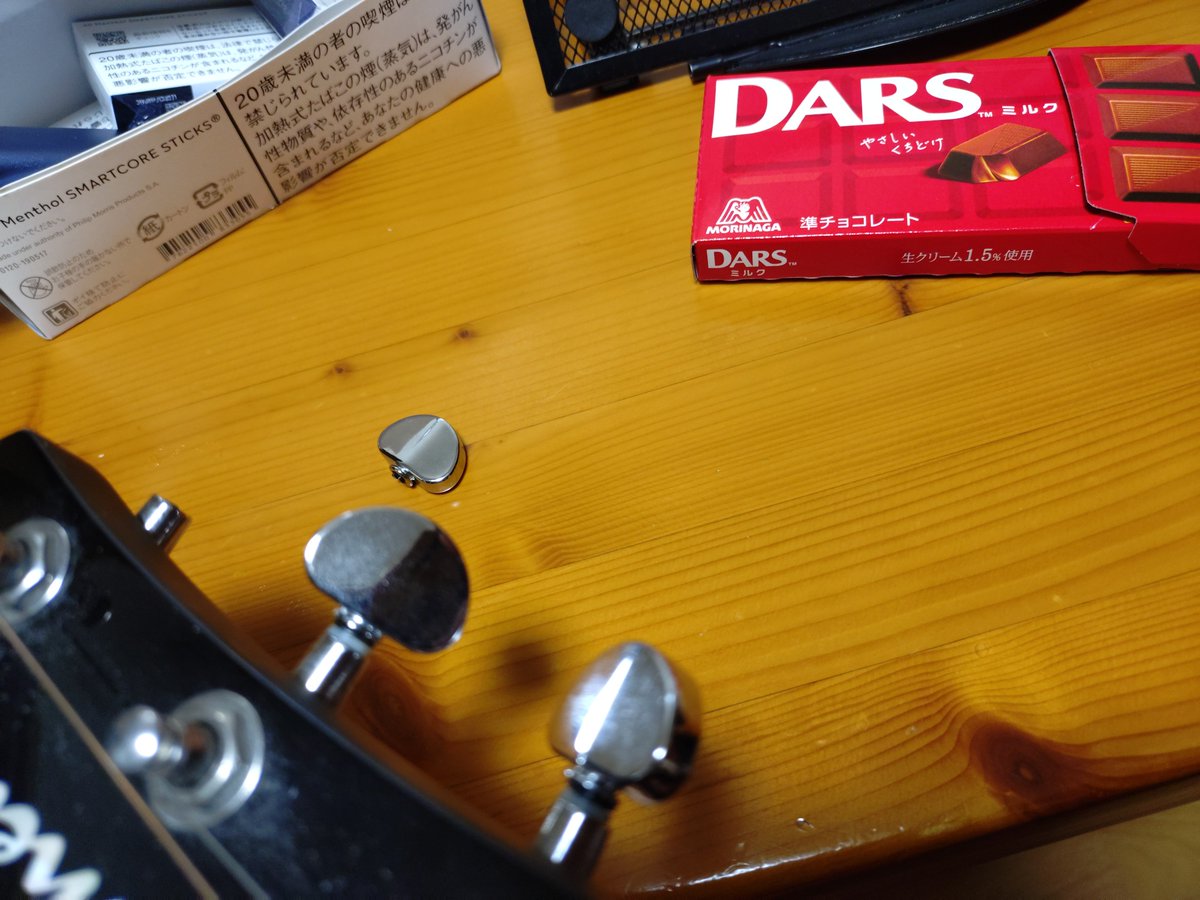 REVIVE_yuta's tweet photo. アコギのペグが折れた🥲
エレキを練習しろということ https://t.co/2nbRicfjU2