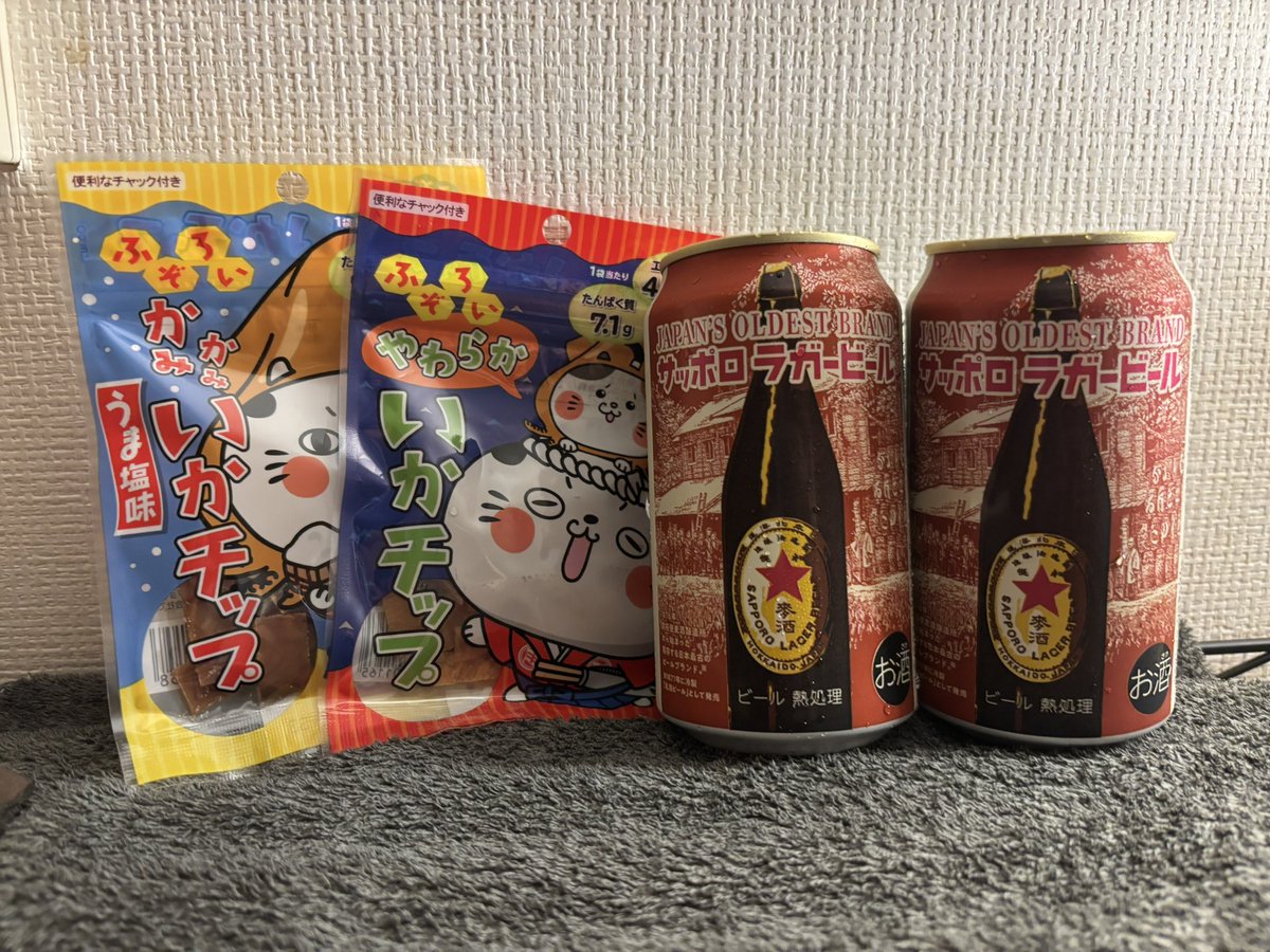 s_0305r's tweet photo. やっぱりサッポロ安定で美味しいです🤤
赤星大好きだけど中々見つけられないクラシック頂けたのもめちゃくちゃ嬉しいです✨

そしてまたおつまみのイカとか砂肝とかお酒が進んでしまいます、、💗

軽井沢にお仕事行かれてるお兄様から軽井沢ビールのセット！！飲み切りましたが美味しかった！！！🍺🥰 https://t.co/MGqsD3JGE6