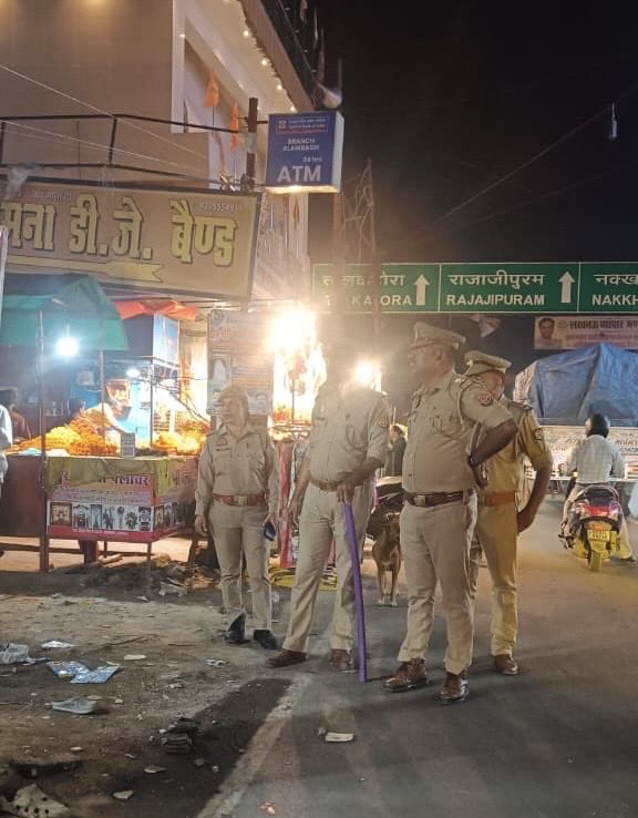 dcpcentrallko's tweet photo. #Lucknow_Police🚔

@LkoCp के निर्देशन में @dcpcentrallko के नेतृत्व में #सुरक्षा_व्यवस्था हेतु। थाना मानकनगर पुलिस टीम द्वारा #मॉल/#वाहन/#मार्केट/#मार्गों/#चौराहों/ पर #पैदल_गश्त/सघन चैकिंग कर रखी जा रही सतर्क दृष्टि।

@dgpup
@adgzonelucknow
@lkopolice https://t.co/9JYmqD85nT