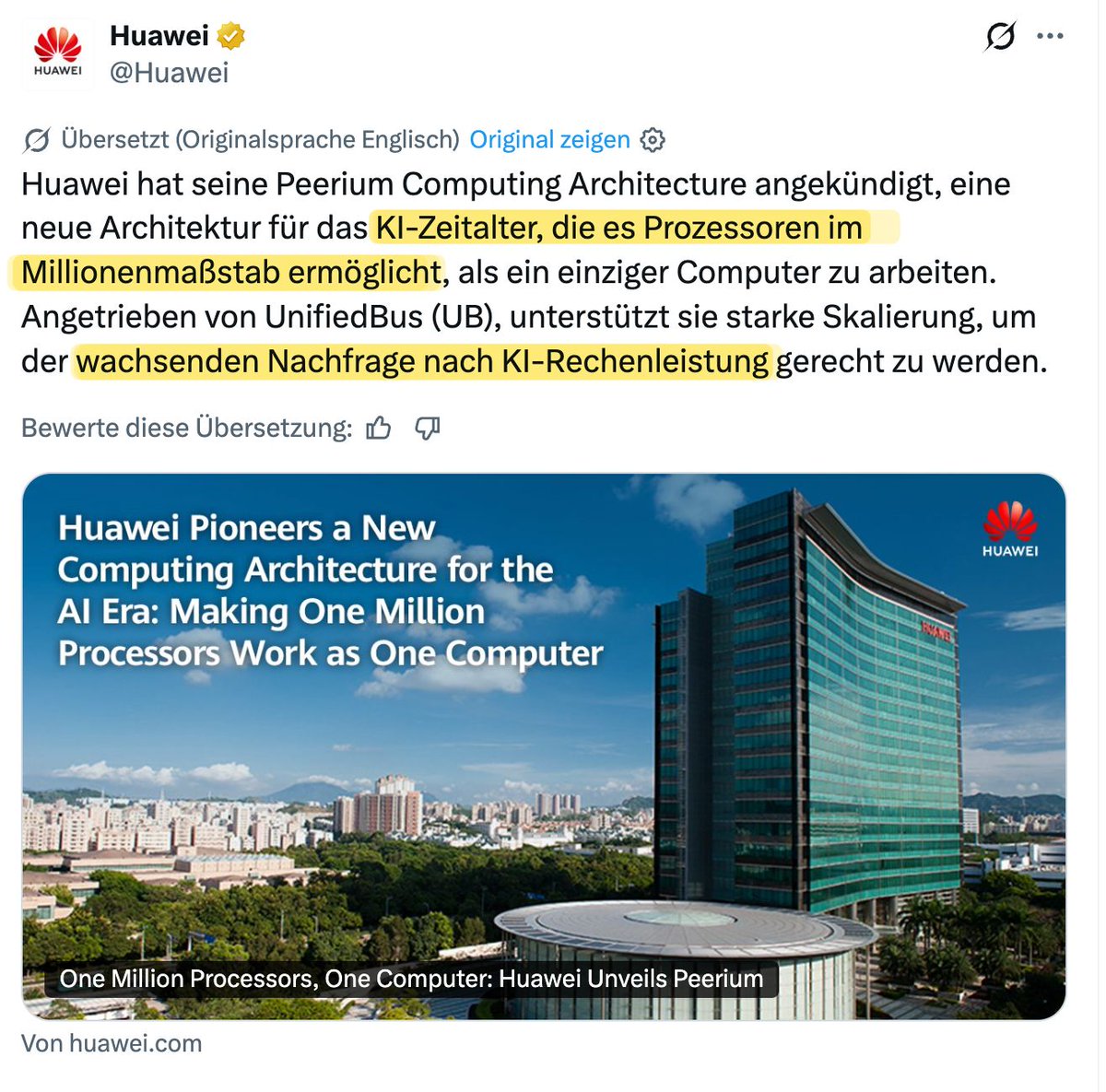 Smart_Money's tweet photo. 🇨🇳 HUAWEI BAUT EINEN COMPUTER AUS EINER MILLION CHIPS - OHNE NVIDIA

Huawei hat gestern auf seiner Hausmesse in Shanghai die Rechenarchitektur Peerium vorgestellt, in der Prozessoren in der Größenordnung von einer Million als ein einziger Rechner arbeiten sollen. Eric Xu, stellvertretender Verwaltungsratsvorsitzender, nennt das den Unterbau für Training und Inferenz. Ich halte es für die teuerste Quittung, die Washington je für eine Exportsperre bekommen hat, und wir hängen mit unserem Depot an der Frage, ob diese Sperre hält.

WAS IN SHANGHAI GEZEIGT WURDE

Das Herzstück ist der hauseigene UnifiedBus. Er hängt Prozessoren, Speicher, SSDs und Netzwerkkarten an ein einziges Protokoll. Huawei beziffert die Latenz in einem Verbund aus 1.024 Karten auf drei Mikrosekunden und die lineare Skalierung von 1.024 auf 8.192 Beschleuniger auf über 90 Prozent. David Wang, ebenfalls stellvertretender Verwaltungsratsvorsitzender, zeigte daneben das Atlas 960E SuperPoD und einen Verbund für bis zu eine Million Recheneinheiten. Ein Cluster aus 256.000 Karten wird nach einem Bericht der South China Morning Post bereits aufgebaut. Das sind Herstellerangaben, und mehr als die haben wir bis zum ersten unabhängigen Test nicht.

DIE RECHNUNG DAHINTER

Die Zahl, an der wir hängen, ist nicht die Million. Es ist die 8.192. Nvidia verbindet in seinem Spitzenrack 72 Grafikprozessoren miteinander, Huawei verbindet 8.192 Karten. Der bessere Chip steht bei Huawei gar nicht mehr zur Debatte. Qualität wird mit Menge ausgeglichen, und Menge bezahlt man in Strom.

Genau dort sitzt Peking bequem. Allein 2024 hat China 543 Gigawatt Kraftwerksleistung zugebaut, und was seit Ende 2021 dazugekommen ist, übertrifft das gesamte Stromsystem der USA. Morgan Stanley erwartet für amerikanische Rechenzentren in den nächsten drei Jahren eine Lücke von 44 Gigawatt. Ein chinesisches Projekt geht in Monaten ans Netz, ein amerikanisches wartet Jahre auf Genehmigungen.

WAS DAS FÜR UNSER GELD HEISST

In unseren Depots sah der Tag harmlos aus. $NVDA stand am Tag der Ankündigung 2,5 Prozent höher, bei 219,24 Dollar. Die Ascend-960-Reihe geht nur in den chinesischen Markt, und dort verkauft Nvidia ohnehin nichts mehr. Jensen Huang sagte am selben Tag, er erwarte im nächsten Jahr den doppelten Chip-Absatz. Nächste Woche soll er zusammen mit Sam Altman bei einem Staatsbankett im Weißen Haus sitzen, an dem Xi Jinping teilnimmt.

Wer von uns über einen Weltindex oder einen KI-Korb hält, hält damit die Wette, dass diese Mauer stehen bleibt. Ich sitze seit Mitte September Microsoft short, weil ich bei den KI-Aktien eine Korrektur erwarte, und gestern ist mir daran nichts leichter geworden.

Huawei zieht den Ascend 960DT auf das erste Quartal 2027 vor, neun Monate früher als geplant. Wenn wir dann wieder hinschauen, reden wir über den Netzanschluss, nicht über den Chip.