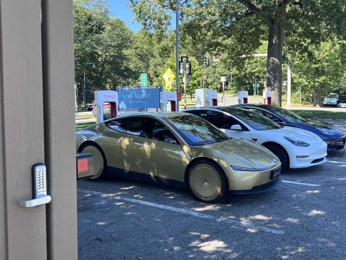 PaulAtreidesBio's tweet photo. Spotted near Boston at chestnut hill  $tsla https://t.co/BRuXmrMrEC