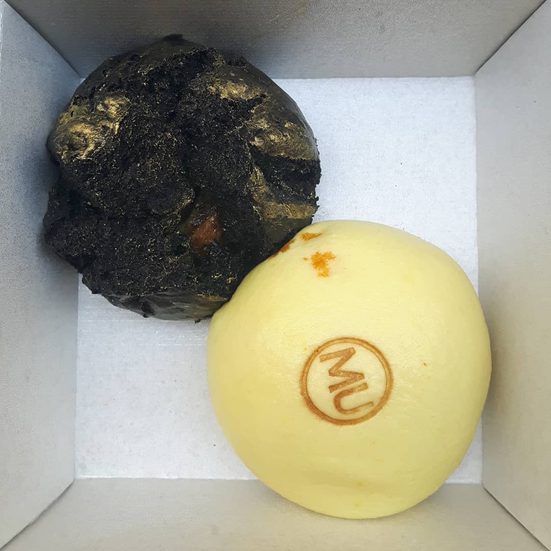 allisonrivera5o's tweet photo. Black steamed bun with activated charcoal, oyster sauce, and barbecue sauce, filled with caramelized pork. White steamed bun filled with Peking duck and red curry. https://t.co/8OfJk9zfoB