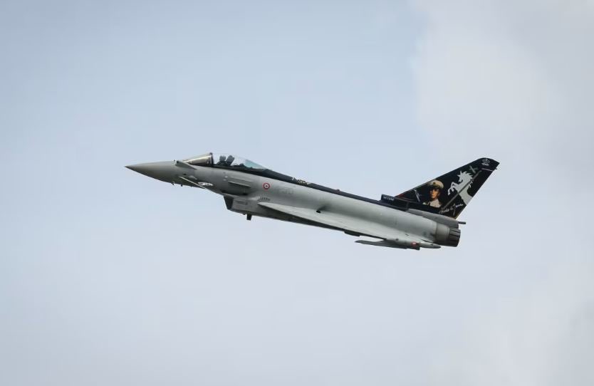 Adelalhasanii's tweet photo. وزير الدفاع الإيطالي يؤكد رسميًا إصابة مقاتلة إيطالية من طراز F-2000 يوروفايتر داخل قاعدة الملك فهد الجوية بالطائف، جراء الهجوم الذي نفذته القوة الصاروخية التابعة لـ صنعاء .

التأكيد هذه المرة ليس من صفحات أو روايات متداولة، بل من وزير الدفاع الإيطالي نفسه.

#عادل_الحسني https://t.co/yixh7qb3Z3