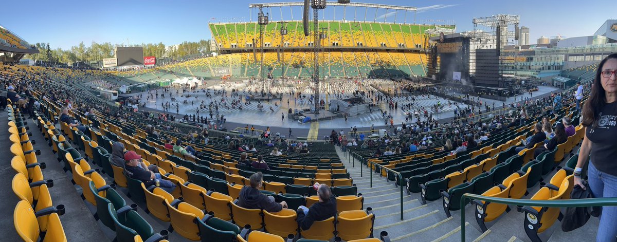 Stitch_Head's tweet photo. Hey @USC1620 boys, when’s the last time someone had a Moosehead for #OneBeerFriday? Lady StitchHead and I in the great white north of Edmonton for the Foo Fighters gig. @JohnBishop71 and @joshtweeterson, take off you hosers! https://t.co/GAXNrgdRNO