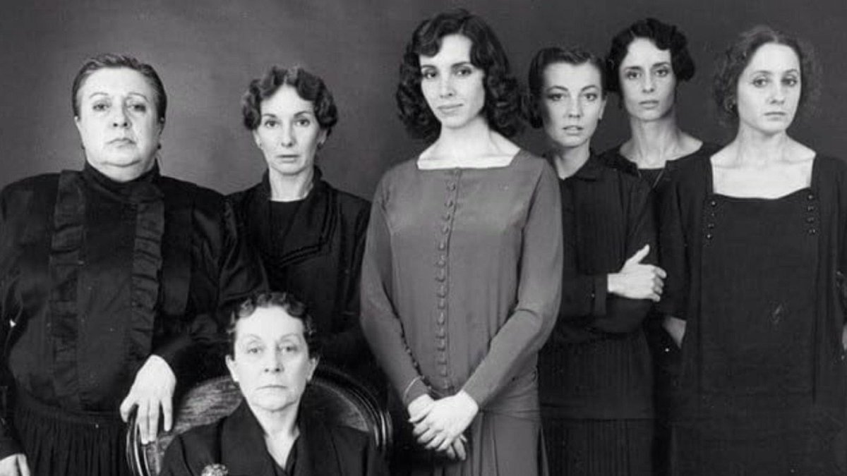 rtve's tweet photo. 'La casa de Bernarda Alba' cumple 40 años, justo cuando 'La bola negra' de Los Javis sueña con el Oscar

Poco antes de morir asesinado en 1936, 𝑭𝒆𝒅𝒆𝒓𝒊𝒄𝒐 𝑮𝒂𝒓𝒄𝒊́𝒂 𝑳𝒐𝒓𝒄𝒂 escribió la obra teatral 𝐿𝑎 𝑐𝑎𝑠𝑎 𝑑𝑒 𝐵𝑒𝑟𝑛𝑎𝑟𝑑𝑎 𝐴𝑙𝑏𝑎, pero no vivió para verla publicada

https://t.co/XyRxKFSCh4