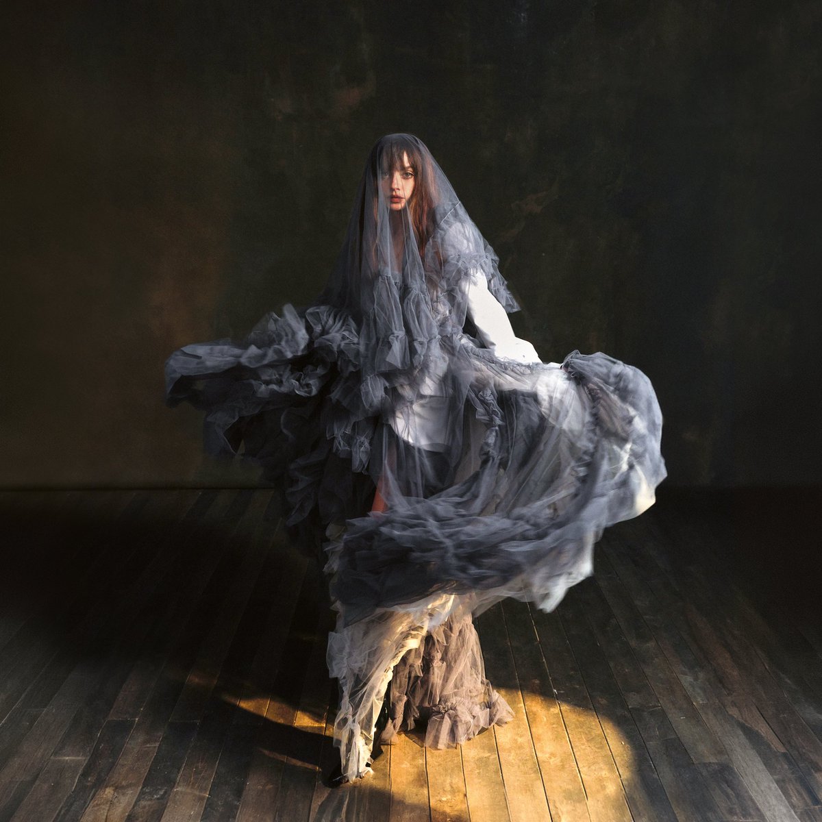 NaliOfficial's tweet photo. MA IO SONO FUOCO PLATINUM EDITION in uscita dal 9 ottobre 🔥
Preorder a partire da ora qui https://t.co/OuQtv0Gu4O 

Vi avevo scritto qualche giorno fa che avrei celebrato la fine di questo viaggio con qualcosa di nuovo e condiviso, e per questo all’interno di questa edizione, oltre all’album originale, trovate anche la sua versione live. 
Tutte le canzoni come le abbiamo vissute insieme durante i concerti. 
Ci sono le vostri voci. 
E si sentono fortissime perché volevo così.
C’è anche Canzone Estiva. 
E naturalmente c’è Amica con Madame, che nel mio cuore è una pietra preziosa con un significato davvero speciale. 

Spero vi abbracci forte come avete abbracciato me!

#MAIOSONOFUOCO