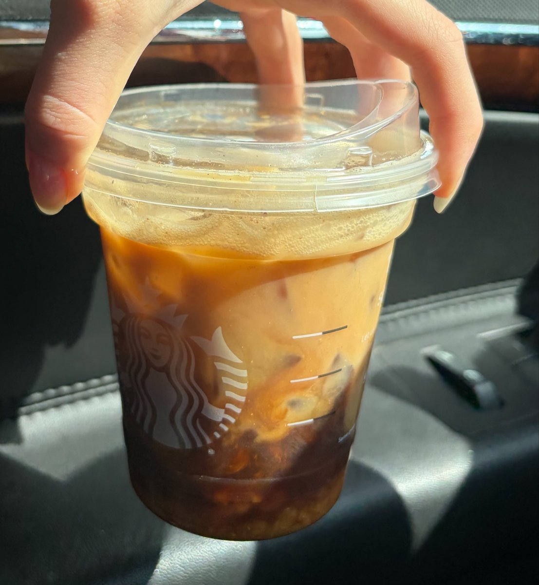 cryinginmellow's tweet photo. ignore how fat my hand looks but loook how yummyyyy! don’t forget the 2 splenda! if you don’t have any you can add it in the modifications but i don’t think starbucks’s is very good https://t.co/c2uyzfJYMK