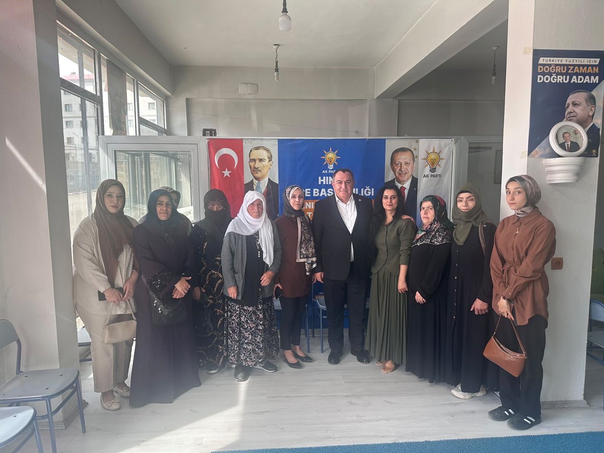 eminsimsekmus's tweet photo. Hınıs İlçe Başkanlığımızda, İlçe Başkanımız Sn. Mehmet Sönmez ve kıymetli teşkilat mensuplarımızla bir araya geldik.

Yol arkadaşlarımızla hasbihâl edip yürütülen çalışmalar üzerine istişarelerde bulunduk.

Gayretleri, samimiyetleri ve güzel ev sahiplikleri için İlçe Başkanımıza ve teşkilatımıza teşekkür ediyor ediyor, yürüttükleri çalışmalarda başarılar diliyorum.