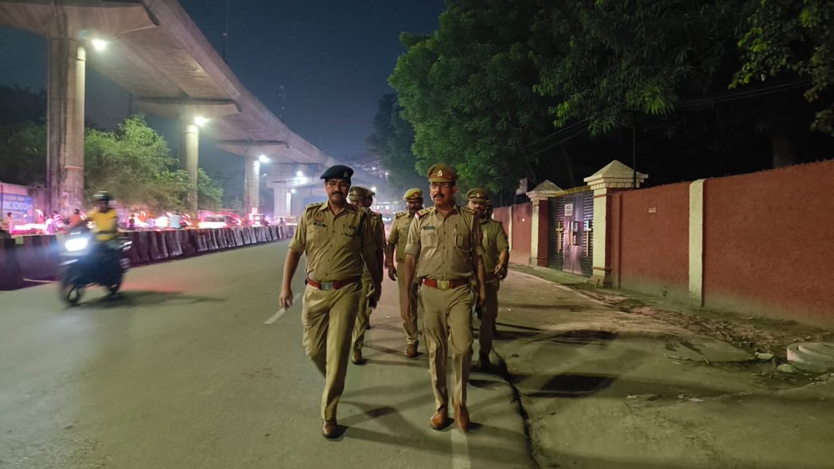dcpcentrallko's tweet photo. #Lucknow_Police🚔

@LkoCp के निर्देशन में @dcpcentrallko के नेतृत्व में #सुरक्षा_व्यवस्था हेतु।@Acp_cantt व थाना आलमबाग पुलिस टीम द्वारा #मॉल/#वाहन/#मार्केट/#मार्गों/#चौराहों/ पर #पैदल_गश्त/सघन चैकिंग कर रखी जा रही सतर्क दृष्टि।

@dgpup
@adgzonelucknow
@lkopolice https://t.co/GzoRTdCpaR