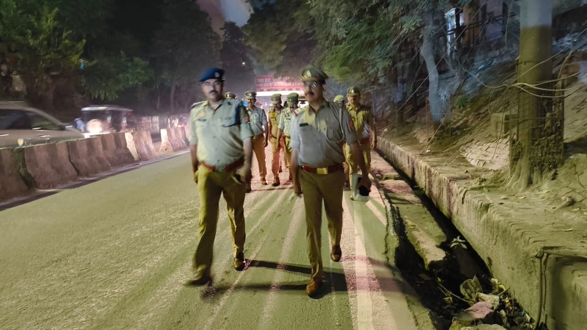 dcpcentrallko's tweet photo. #Lucknow_Police🚔

@LkoCp के निर्देशन में @dcpcentrallko के नेतृत्व में #सुरक्षा_व्यवस्था हेतु।@Acp_cantt व थाना आलमबाग पुलिस टीम द्वारा #मॉल/#वाहन/#मार्केट/#मार्गों/#चौराहों/ पर #पैदल_गश्त/सघन चैकिंग कर रखी जा रही सतर्क दृष्टि।

@dgpup
@adgzonelucknow
@lkopolice https://t.co/GzoRTdCpaR