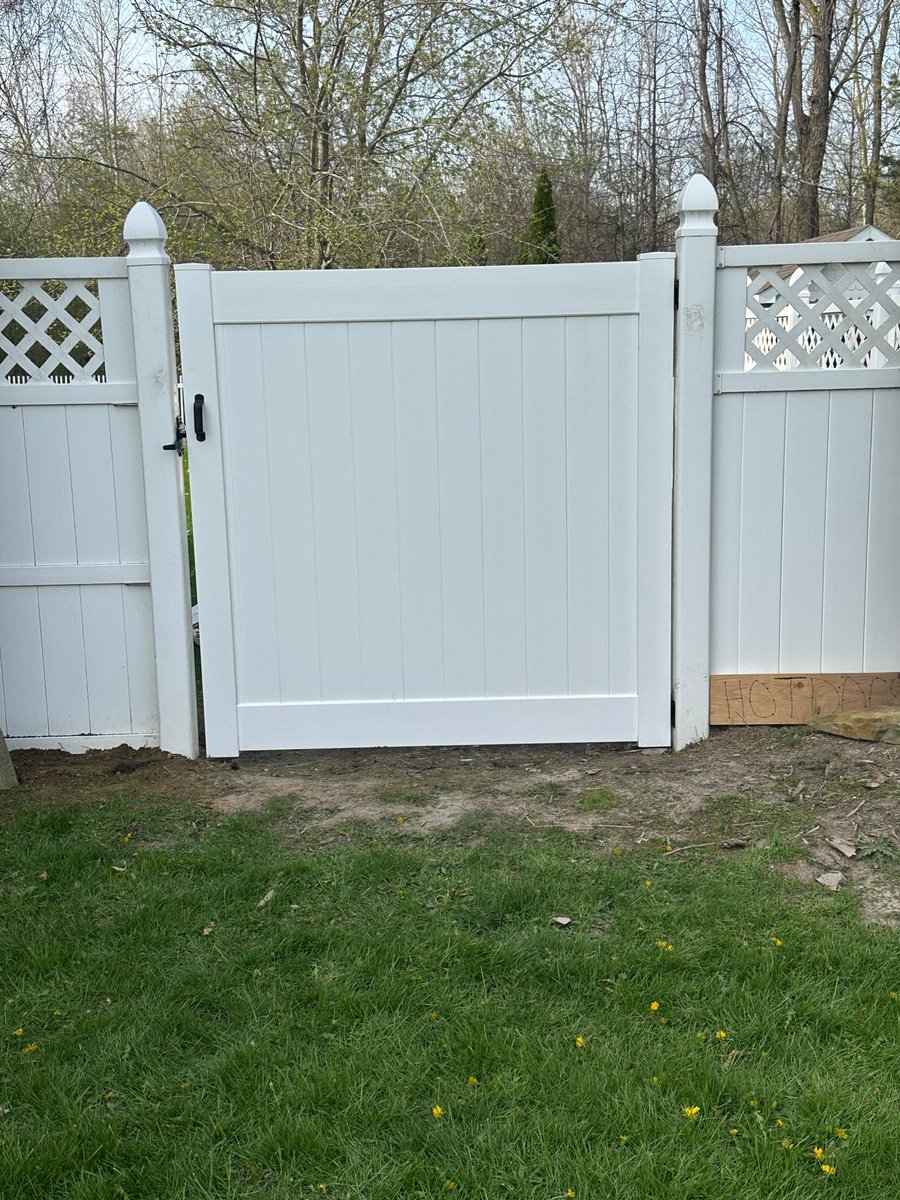 kdfenceanddecks's tweet photo. 🔨 A simple upgrade with a big impact! 
This white vinyl gate and matching fence add privacy, clean lines, and a polished finish, while the lattice detail brings extra character to the backyard.

📞 (585) 460-3575

#VinylFencing #GateInstallation #RochesterNY #KDFenceDeckService https://t.co/0KiARenXJc