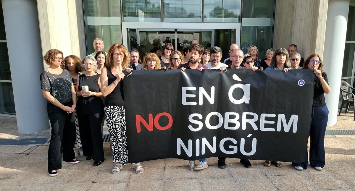 InterApunt's tweet photo. Divendres negre en À Punt, perquè no oblidem els companys despatxats i rebutgem la degradació creixent del servei públic. 

#LaPlantilladÀPNoCalla 
#EnÀPuntNoSobremNingú https://t.co/8xmw3Zu3KA