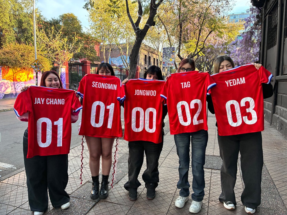 hakkii101's tweet photo. mención honorífica al staff, las quiero mucho chiquillas, gracias por crear momentos tan bonitos junto a pacties, MENCIÓN ESPECIAL A LA MANE que estuvo estresada un mes entero para que todo saliera bien (y salio maravilloso), gracias a la vell por crear un video tan precioso ToT https://t.co/pzIu4wGwvg