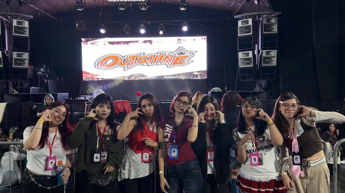 hakkii101's tweet photo. mención honorífica al staff, las quiero mucho chiquillas, gracias por crear momentos tan bonitos junto a pacties, MENCIÓN ESPECIAL A LA MANE que estuvo estresada un mes entero para que todo saliera bien (y salio maravilloso), gracias a la vell por crear un video tan precioso ToT https://t.co/pzIu4wGwvg