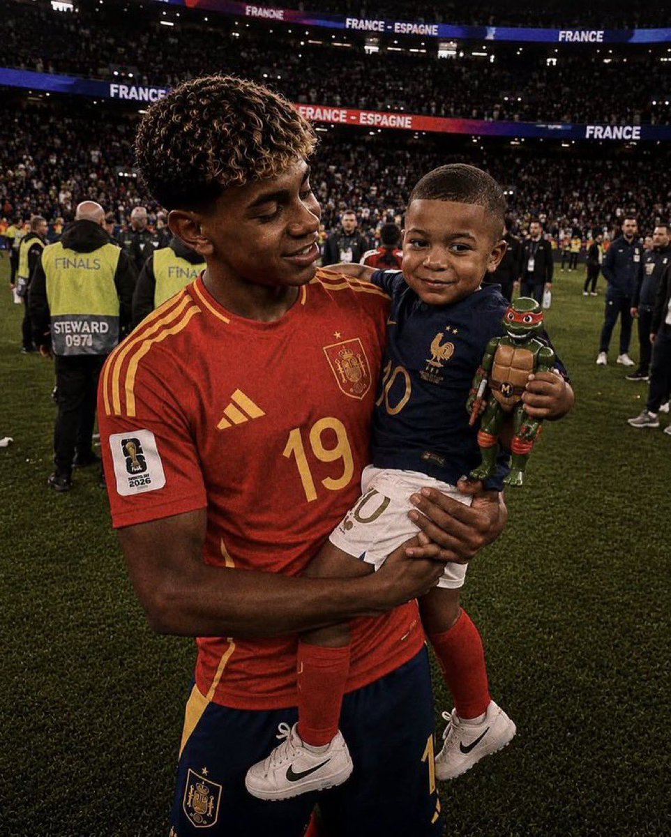 Jeezus_99's tweet photo. @CallmePat_ricia Stop talking shit please 😂😂 Lamine owns him. Mbappé is turning 28 this year but is still fathered by a 19 year old https://t.co/ZE93BWoSnD