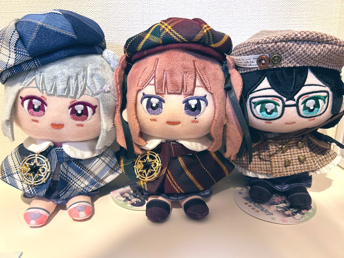 YZM_25's tweet photo. やっぱりこのサイズだと着せられる服が多いの良き…今は家にある分で合わせてみたけど、六花ちゃんはこの色めっちゃ合うね。花梨先輩は赤もいいけどパープルにして、千冬ちゃんにもお揃いのグリーン用意してあげよう！ https://t.co/imPv88yhZx