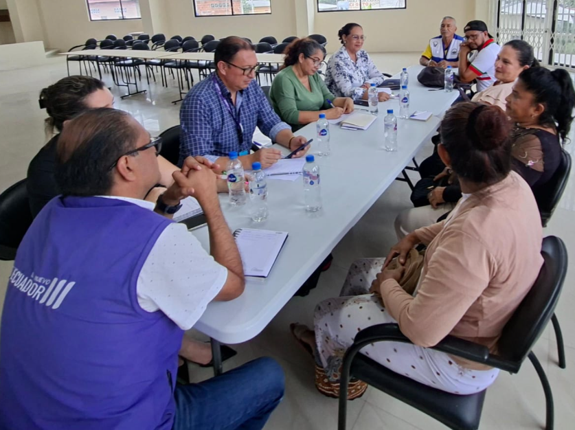 DPS_LosRios's tweet photo. #LosRíos | El personal de @Salud_Ec mantuvo reunión con líderes y representantes de la parroquia rural San Carlos.
En la jornada socializó la Estrategia Ecuador Crece Sin Desnutrición, iniciativa orientada a fortalecer la prevención y atención de la desnutrición crónica infantil. https://t.co/2NyP5GOUIp