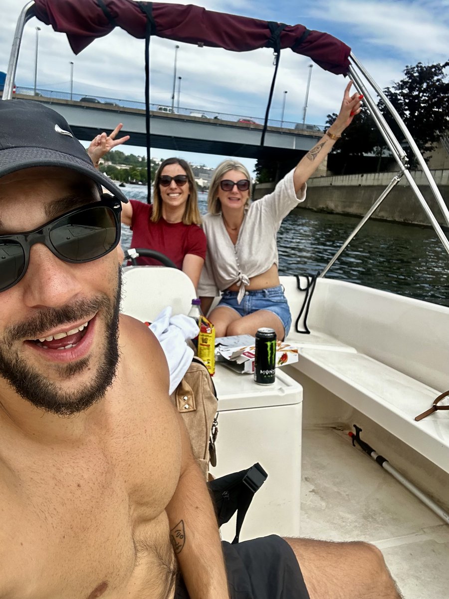 skylartaylorlez's tweet photo. Speedboat https://t.co/nzOU0FTuwT