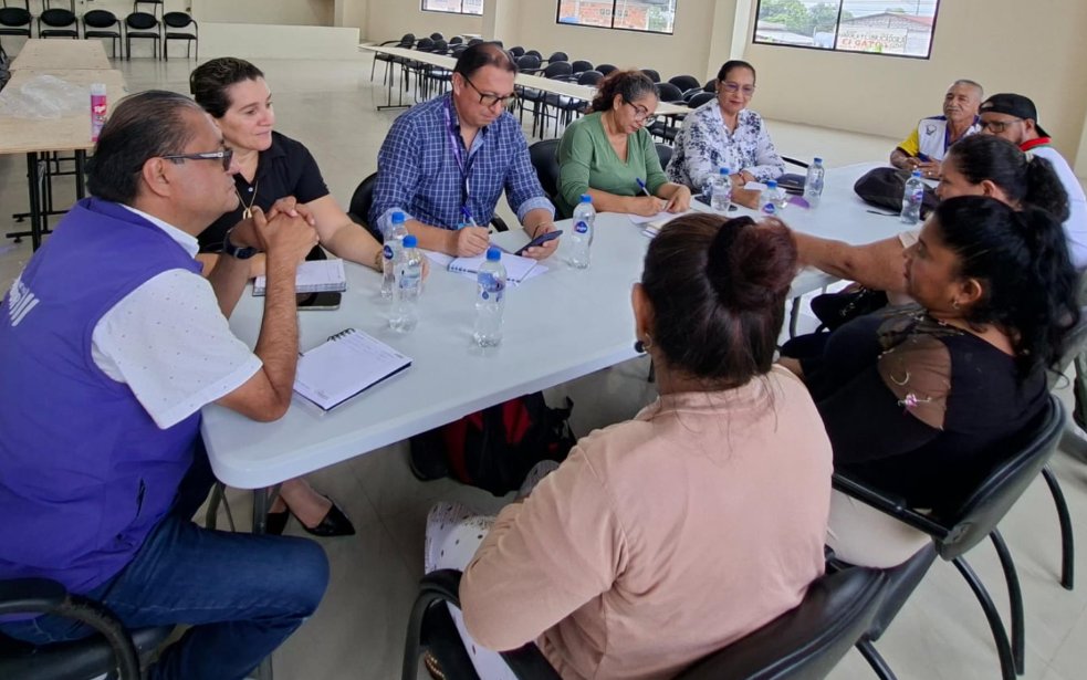 DPS_LosRios's tweet photo. #LosRíos | El personal de @Salud_Ec mantuvo reunión con líderes y representantes de la parroquia rural San Carlos.
En la jornada socializó la Estrategia Ecuador Crece Sin Desnutrición, iniciativa orientada a fortalecer la prevención y atención de la desnutrición crónica infantil. https://t.co/2NyP5GOUIp