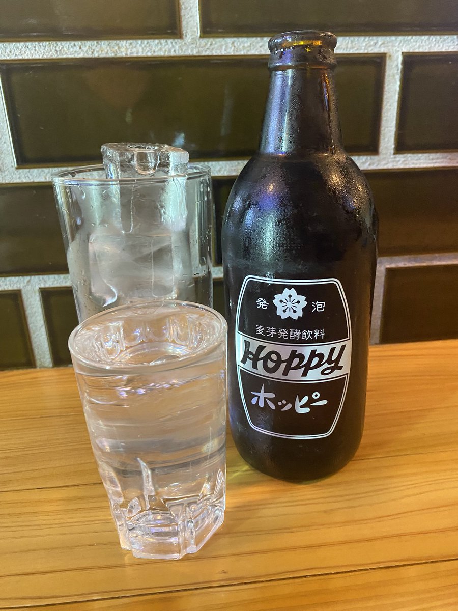 dreadrock_rasta's tweet photo. ワンウェイじゃなくてリターナブルの方
仙台では少ない方そういうの込みで
ここは好き「居酒屋ビートル」仙台駅前
初手からホッピー
そんなに食えんし、、お勧めの方から
「ゴマカンパチ」「北海道水蛸ポン酢」
安価だけど魚の質いいよね〜美味い

もういっちょホッピーセットお代わりで
ご馳走様です https://t.co/WM15ZK6ACX