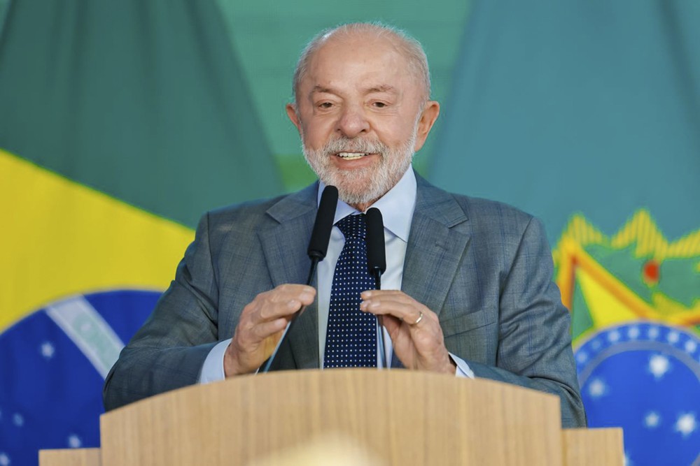 g1's tweet photo. Lula recebe com alívio resultado do Datafolha e trabalha para mudar a pauta com Bolsa Família e canetas emagrecedoras no SUS https://t.co/l8F6COP8gj https://t.co/0r2lda2rqG