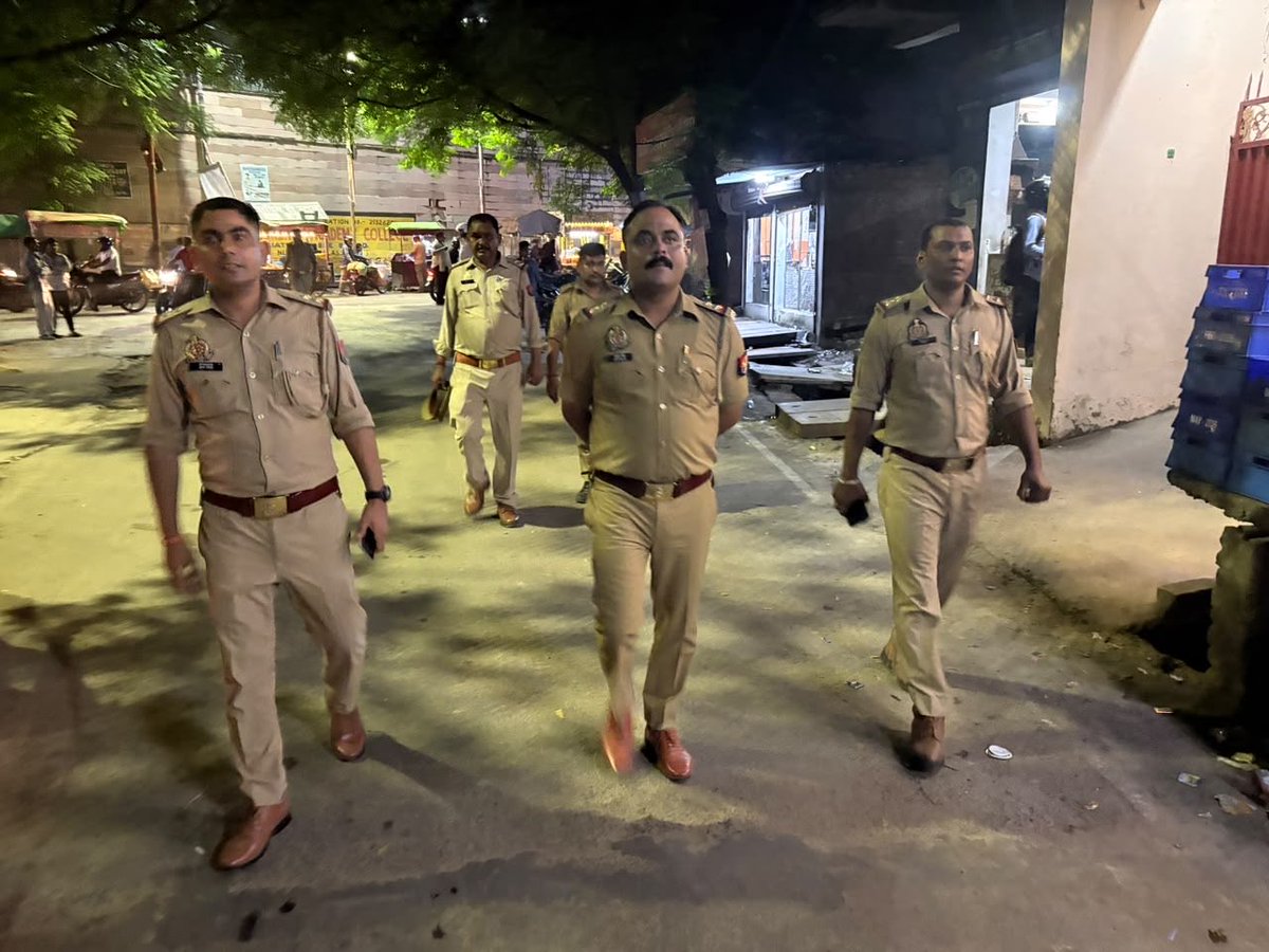 dcpcentrallko's tweet photo. #Lucknow_Police🚔

@LkoCp के निर्देशन में @dcpcentrallko के नेतृत्व में #सुरक्षा_व्यवस्था हेतु। थाना गौतमपल्ली पुलिस टीम द्वारा #मॉल/#वाहन/#मार्केट/#मार्गों/#चौराहों/ पर #पैदल_गश्त/सघन चैकिंग कर रखी जा रही सतर्क दृष्टि।

@dgpup
@adgzonelucknow
@lkopolice https://t.co/z41aEdUW6p