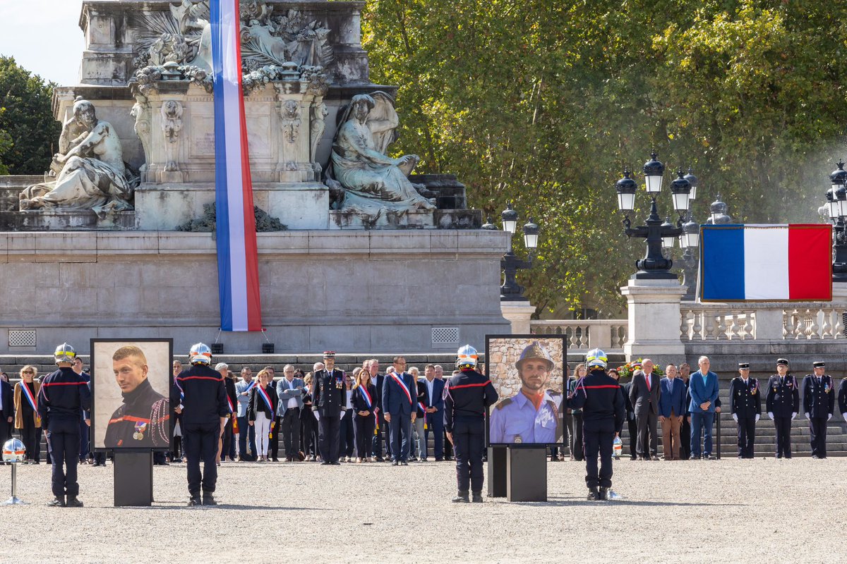 n_delattre's tweet photo. 🧑‍🚒👨‍🚒🇫🇷 Hommage national émouvant.

Une Nation rassemblée dans le souvenir et le recueillement. Des visages, des destins, des familles meurtries. Et cette même émotion lorsque résonnent les noms de ceux qui ont donné leur vie pour protéger les autres.

Reconnaissance éternelle. https://t.co/HOyybKwqCX