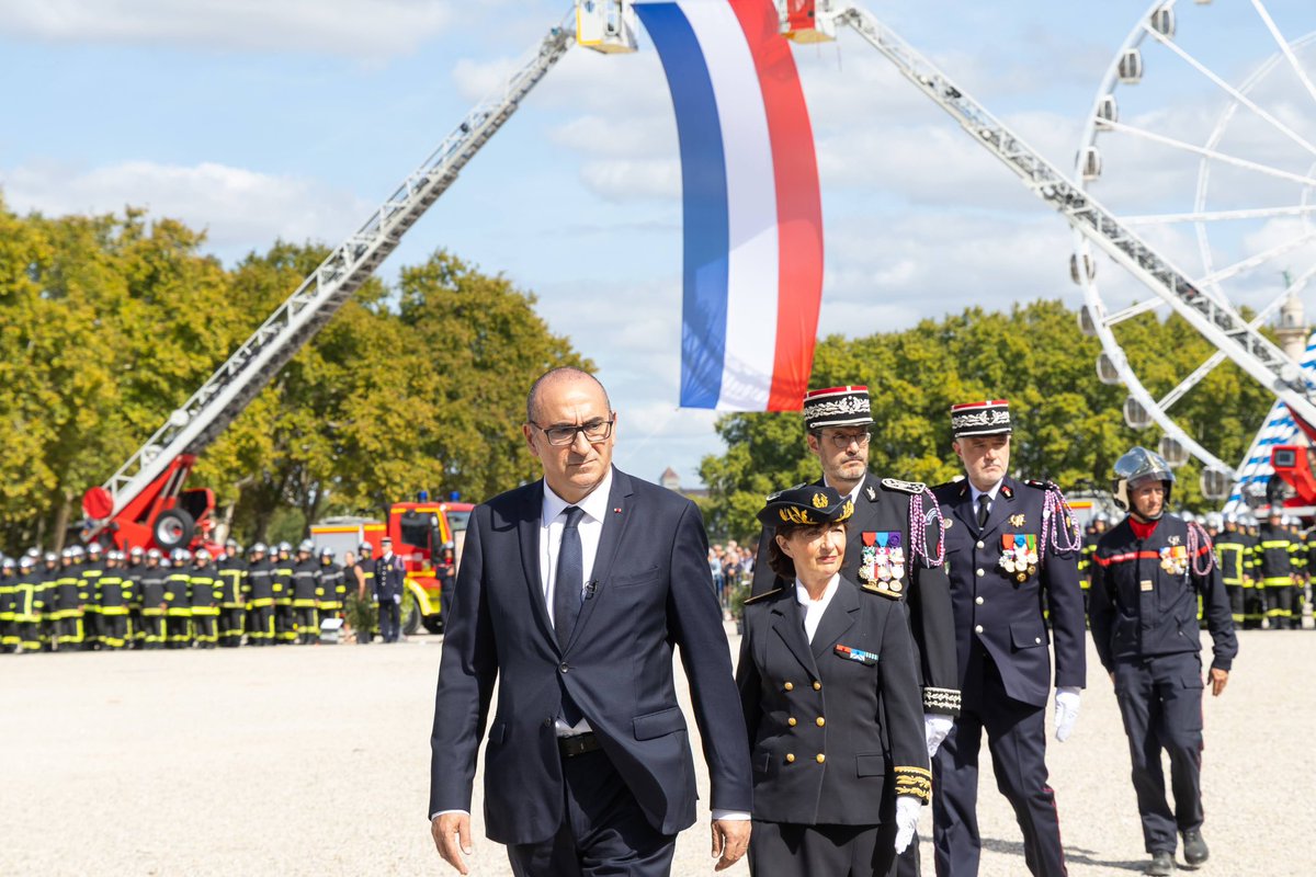 n_delattre's tweet photo. 🧑‍🚒👨‍🚒🇫🇷 Hommage national émouvant.

Une Nation rassemblée dans le souvenir et le recueillement. Des visages, des destins, des familles meurtries. Et cette même émotion lorsque résonnent les noms de ceux qui ont donné leur vie pour protéger les autres.

Reconnaissance éternelle. https://t.co/HOyybKwqCX