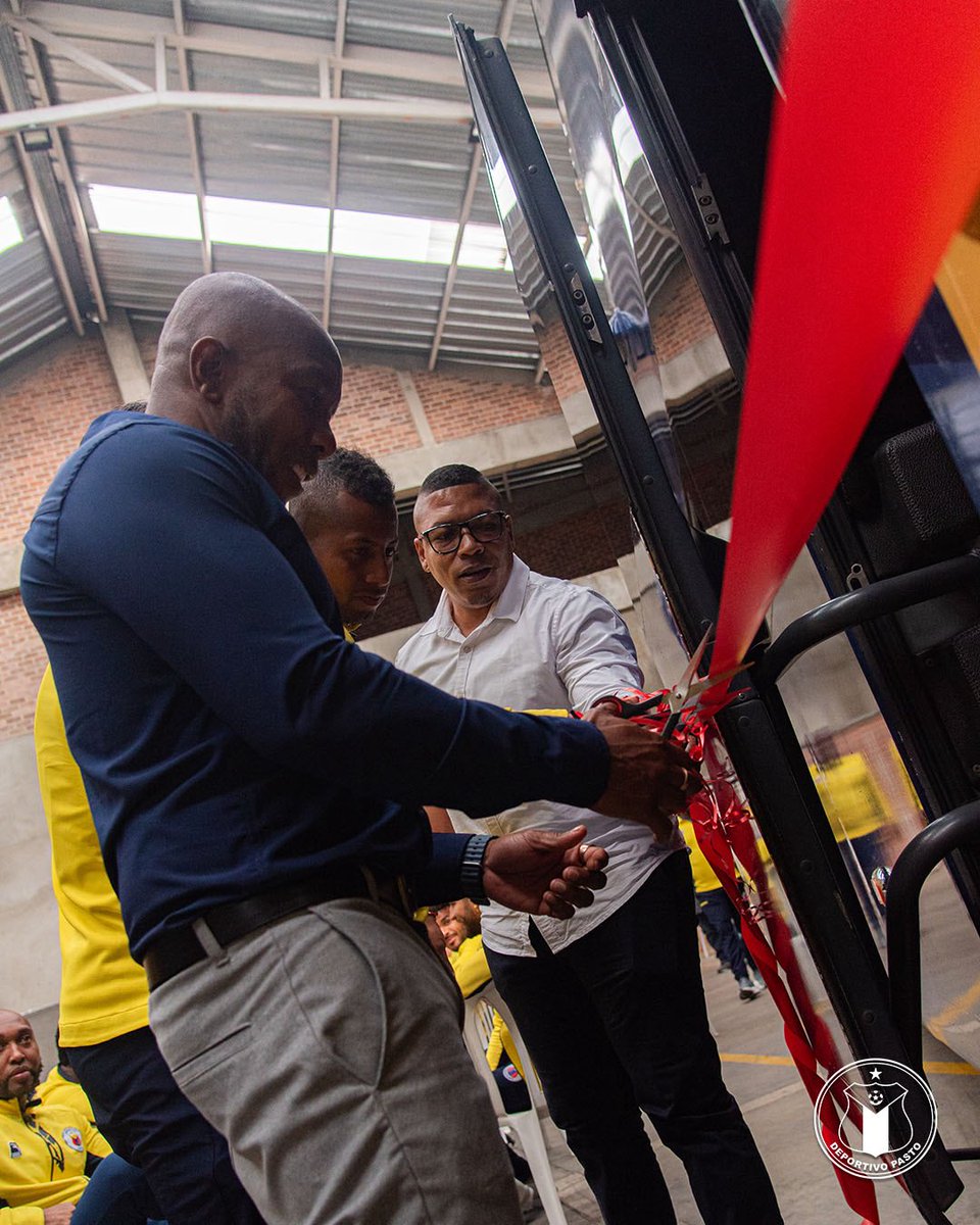 DeporPasto's tweet photo. El presidente Roberto Castro, el director deportivo Camilo Chávez y los jugadores Jonathan Perlaza y Nicolás Gil fueron los encargados de cortar la cinta y dar apertura oficial a nuestro Bus Volcánico. 🚌🌋

¡Deportivo Pasto Somos Todos!
❤️💙💛 https://t.co/6u78tGLREO