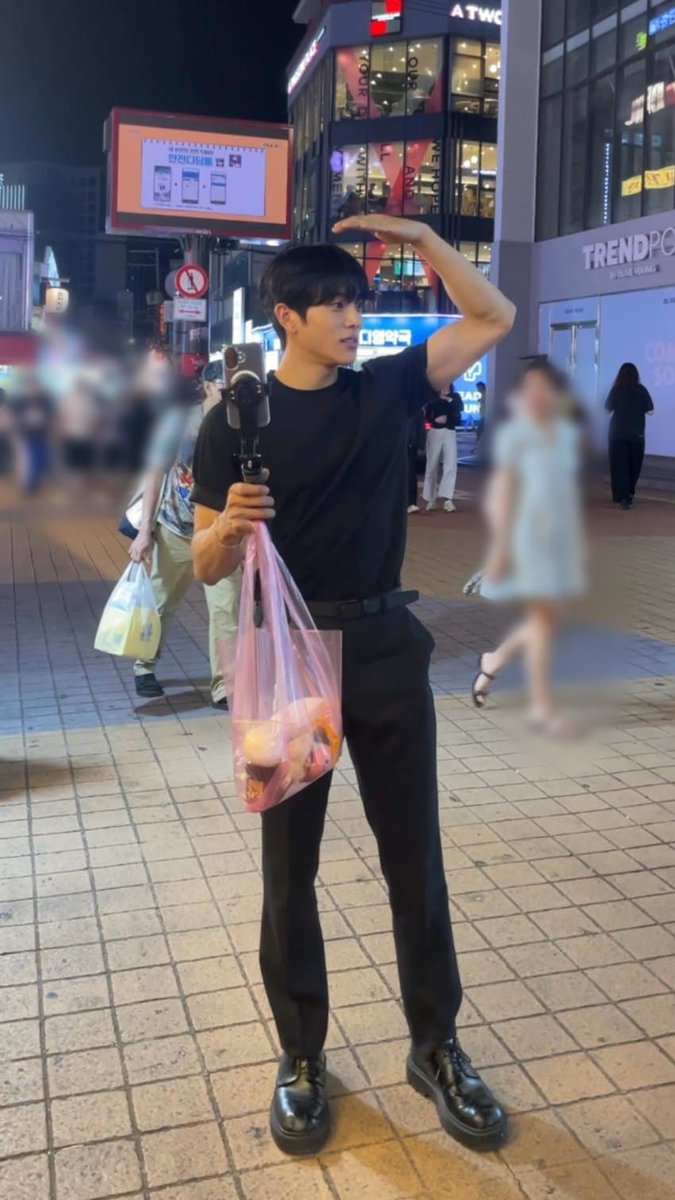 shlrkshrdmsduwk's tweet photo. 개준용 완전 남자허우대 가지고 성격 좀 띨빵한데 애는 착해...멘헤라다받아주는 64통뭔데안정형남자인거 존좋 https://t.co/wAtMDCeGks