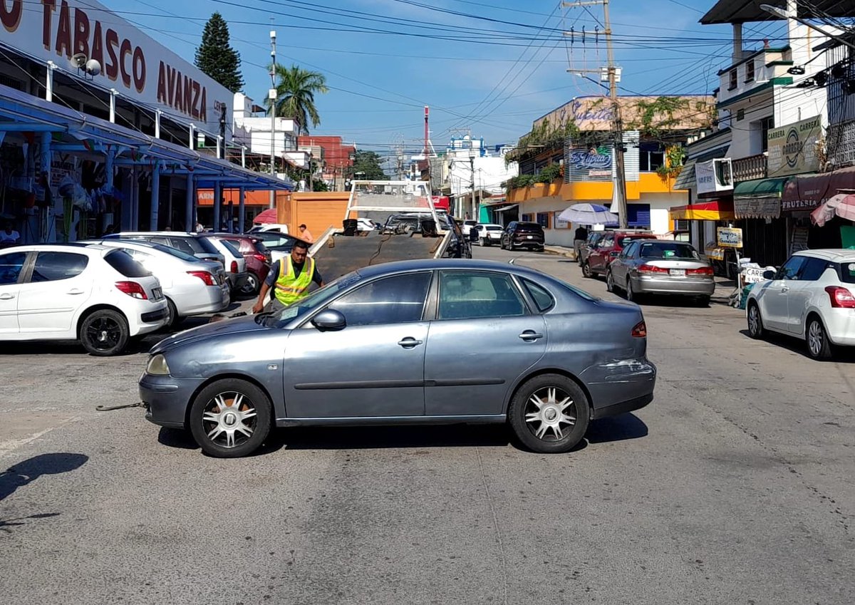 SSPCTabasco's tweet photo. 🚔 En atención al llamado de un ciudadano, elementos de la #PECTabasco acudieron a la calle Buena Vista, frente al mercado de Atasta, donde se reportó un vehículo SEAT de color gris que se encontraba obstruyendo la vía pública. https://t.co/VaPawcUBuO
