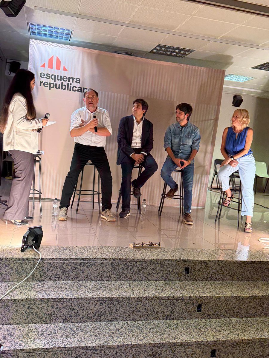 LoJoan's tweet photo. Necessitem capitals de comarca fortes, amb ambició i empenta, liderades per gent compromesa amb la seva gent i amb el territori. @narcisroma és una d’aquestes persones, al capdavant d’ @ERCMollerussa per assolir l’alcaldia el proper maig del 2027. Molta sort i encerts! https://t.co/AtZiNBOLrb