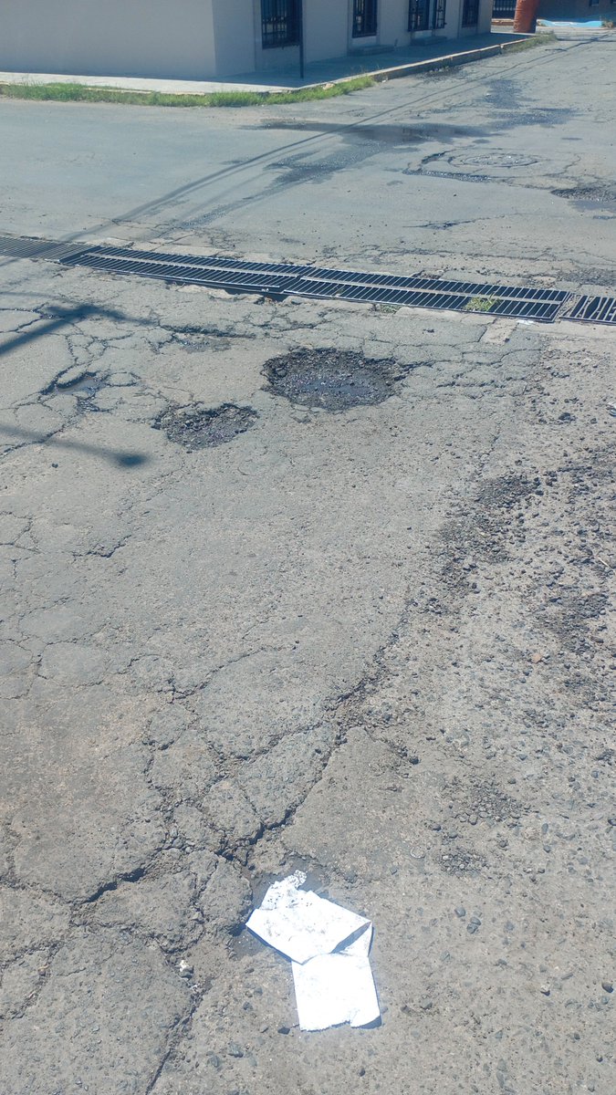felipef39's tweet photo. Rejilla en mal estado, lleno de Baches en calle Hernandez esquina con calle Hidalgo ya hice reporte y me ignoran en el 072 se molestan por qué los hago los reportes @heber_noti121ed @heber_GH @TonyGaytanGGL @AMD_Durango @SindicaturaDgo @ContMpalDgo @josejoseantonio https://t.co/95rivEkpVH