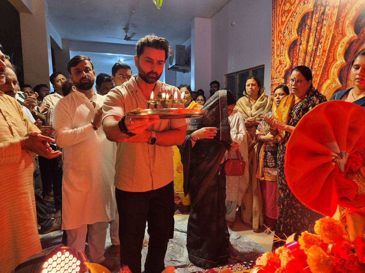 rishank_9's tweet photo. वक्रतुण्ड महाकाय सूर्यकोटि समप्रभ।
निर्विघ्नं कुरु मे देव सर्वकार्येषु सर्वदा॥ 🙏✨

आज भाजपा जिला कार्यालय, सागर में विराजमान भगवान श्री गणेश जी की संध्याकालीन आरती में सम्मिलित होकर धर्मलाभ प्राप्त किया।

इस पुनीत अवसर पर सागर की आदरणीय महापौर श्रीमती संगीता सुशील तिवारी जी, भाजपा जिलाध्यक्ष श्री श्याम तिवारी जी, महिला मोर्चा प्रदेश उपाध्यक्ष सुश्री याकृति जड़िया जी, एमआईसी मेम्बर संगीता शैलेष जैन, श्री अनिल तिवारी जी, श्री शैलेश केसरवानी जी एवं सुश्री निवेदिता रत्नाकर जी सहित मातृशक्ति व पार्टी पदाधिकारियों के साथ बप्पा की विधिवत पूजा-अर्चना की।

'गणपति बप्पा मोरया' के जयघोष से गूंजते परिसर में मन श्रद्धा से भर उठा। बप्पा से यही भावपूर्ण प्रार्थना है कि वे हमारे देश और प्रदेश को सुख, शांति और समृद्धि का आशीर्वाद दें।🌺

#Ganeshotsav #GanpatiBappaMorya #Sagar #BJP #MadhyaPradesh