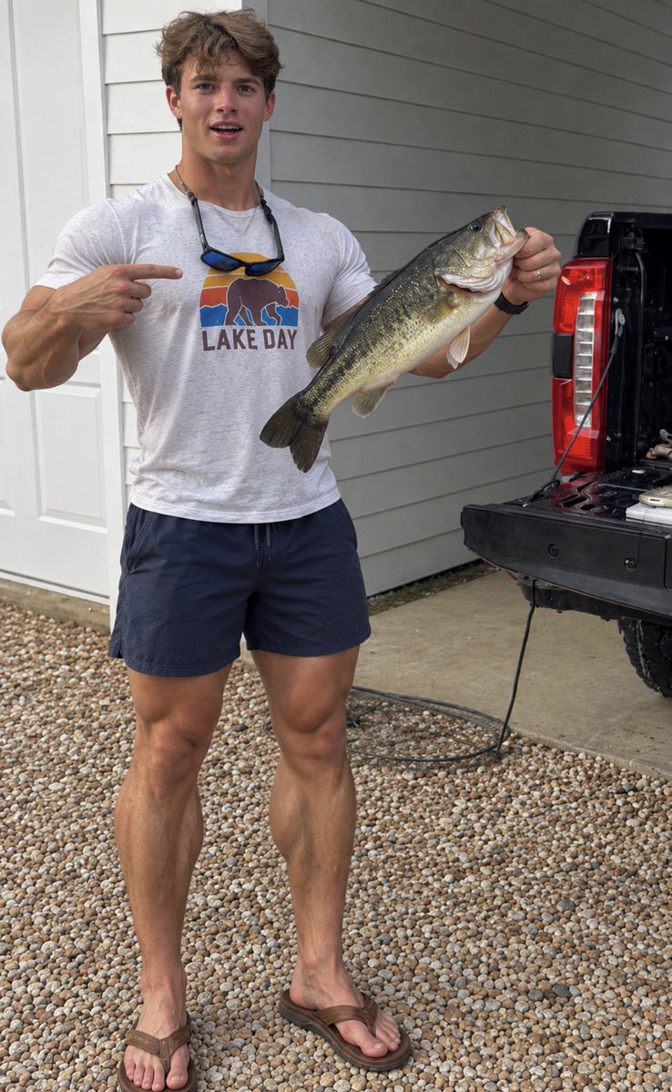 str8boyworship's tweet photo. You wanna be that fish so bad https://t.co/0CX2dN5LuD